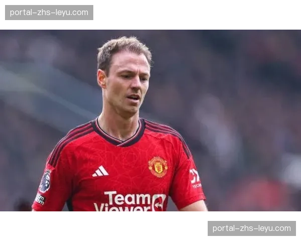 特写：老将中卫埃文斯指挥队友布防，展现防守组织艺术