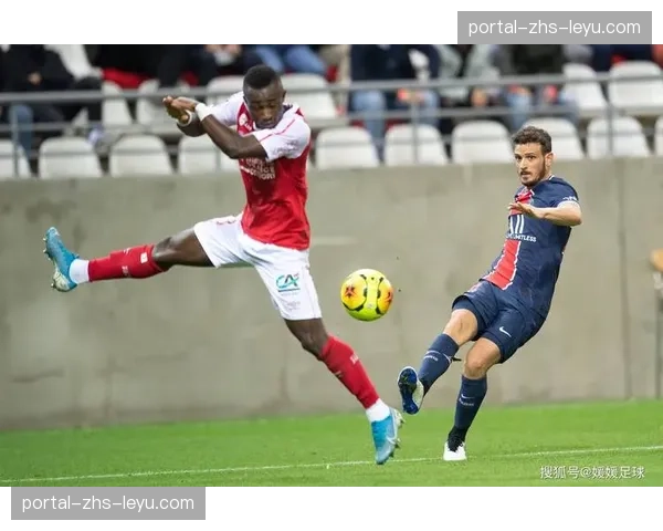 特写镜头：布拉斯在兰斯禁区外连续传导未果后无奈摊手