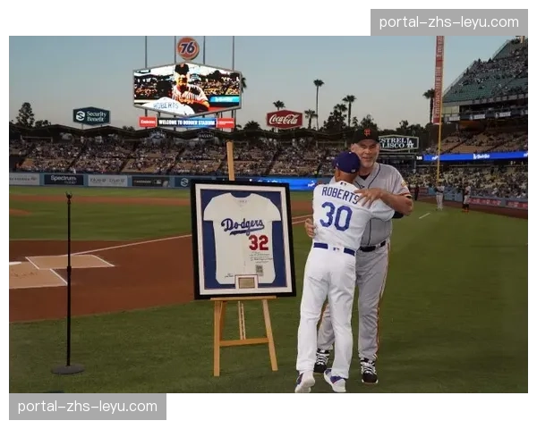 开幕日：卫冕冠军道奇队主场加时赛不敌巨人，贝茨开轰难救主