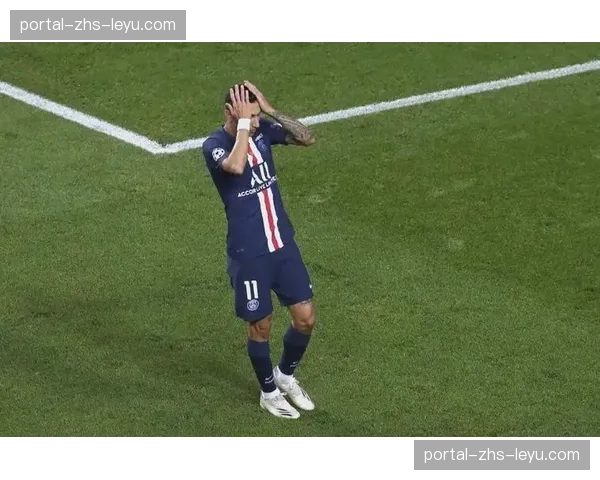 布达佩斯雨夜中的经典：拜仁球员雨中捧杯庆祝瞬间